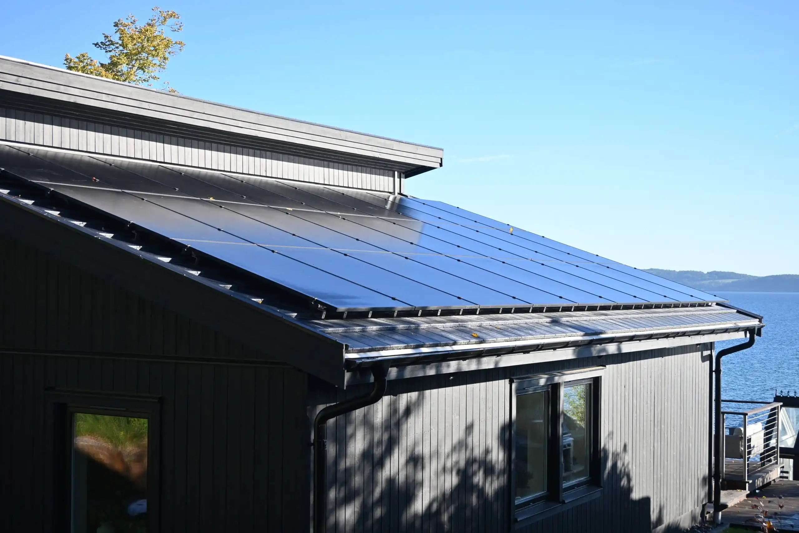 Villatak med solpaneler