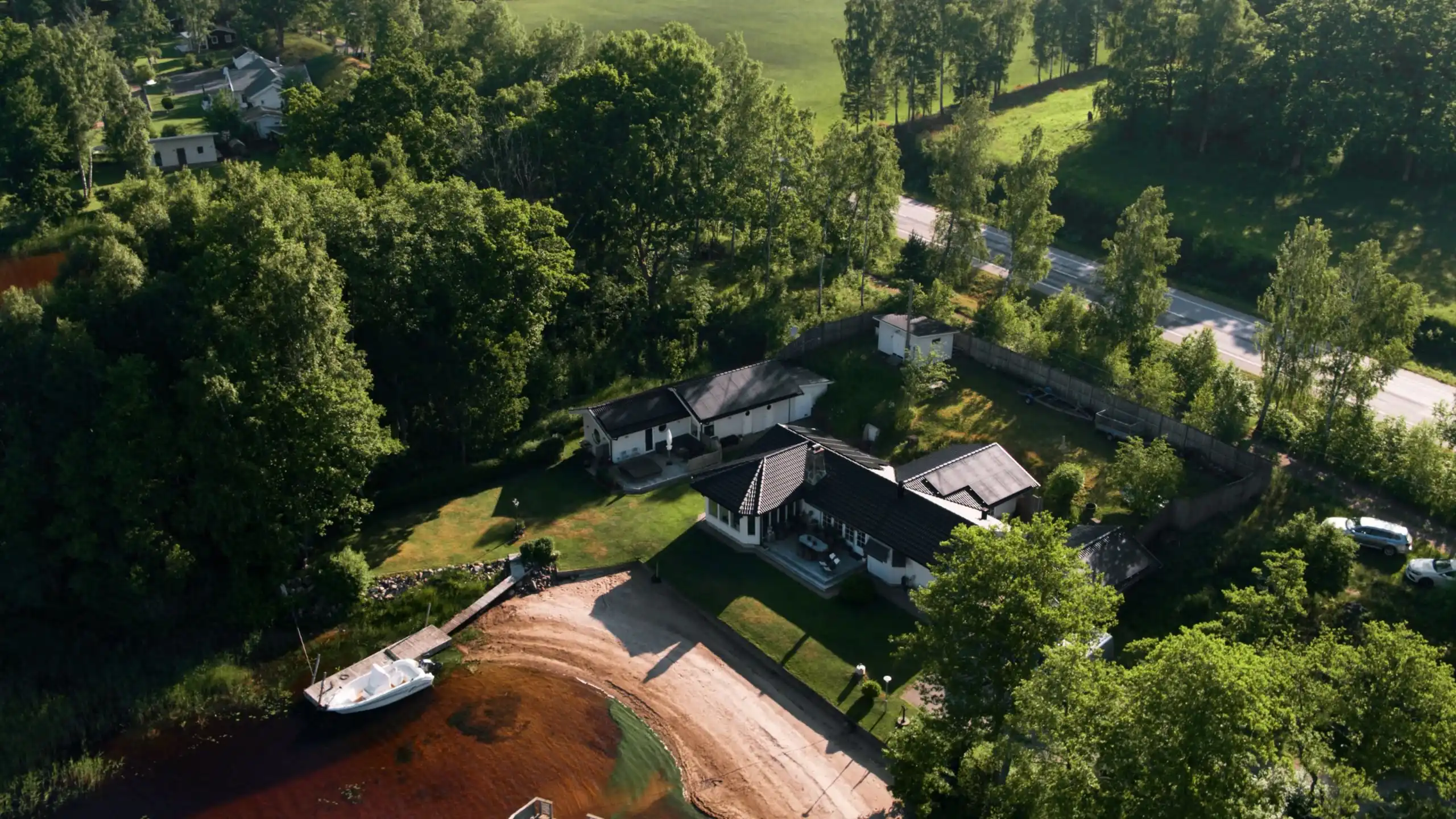 Drönarvy över solcellsanläggning intill sjökanten