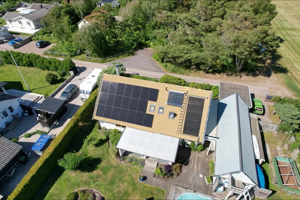 Solceller på villatak i villaområde