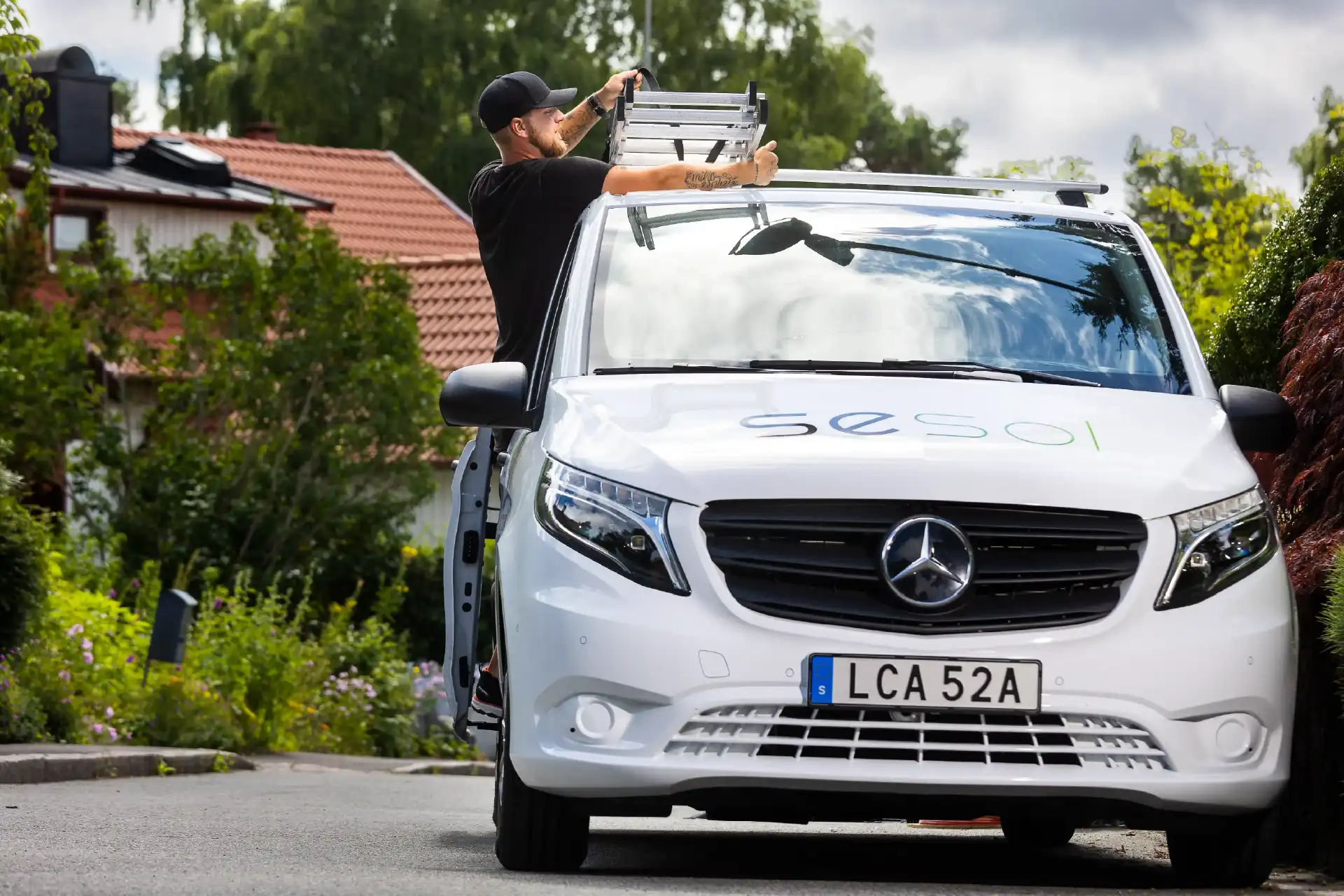 Montör lastar ur bilen