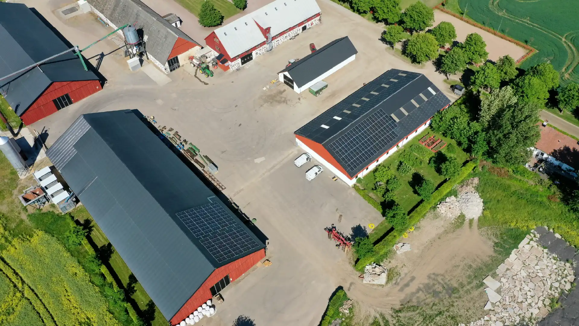 Solceller på röd och vit ladugård