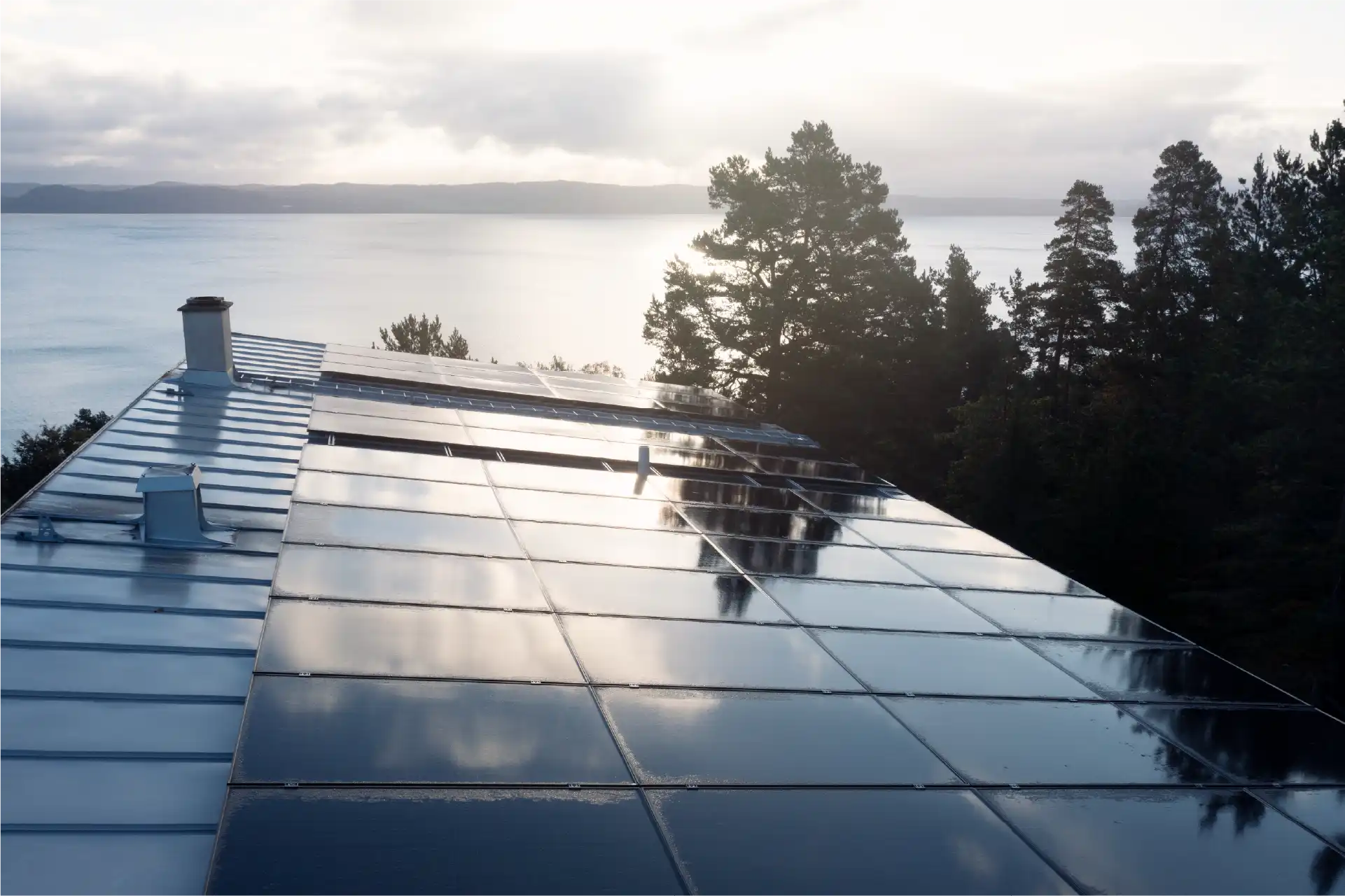 Miljöbild över villatak med solceller