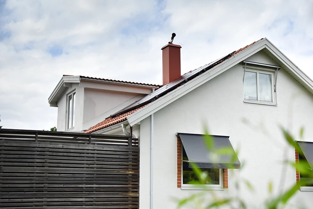 Solceller på rött villatak