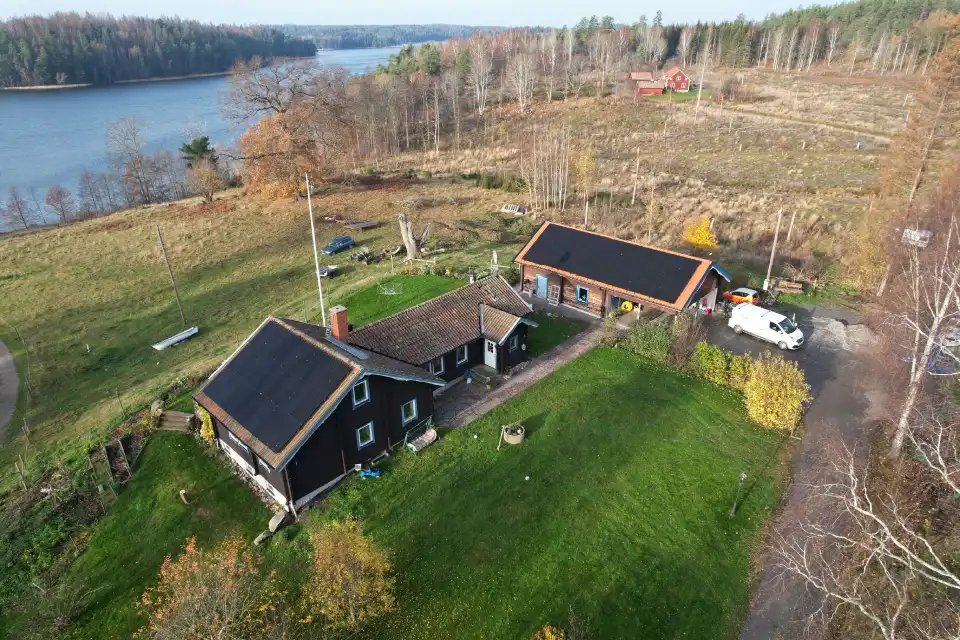 Solceller på villa i lantlig miljö