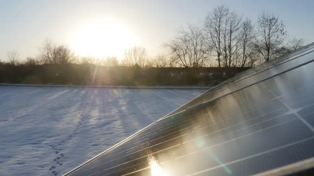 Vinterbild på solcellspaneler