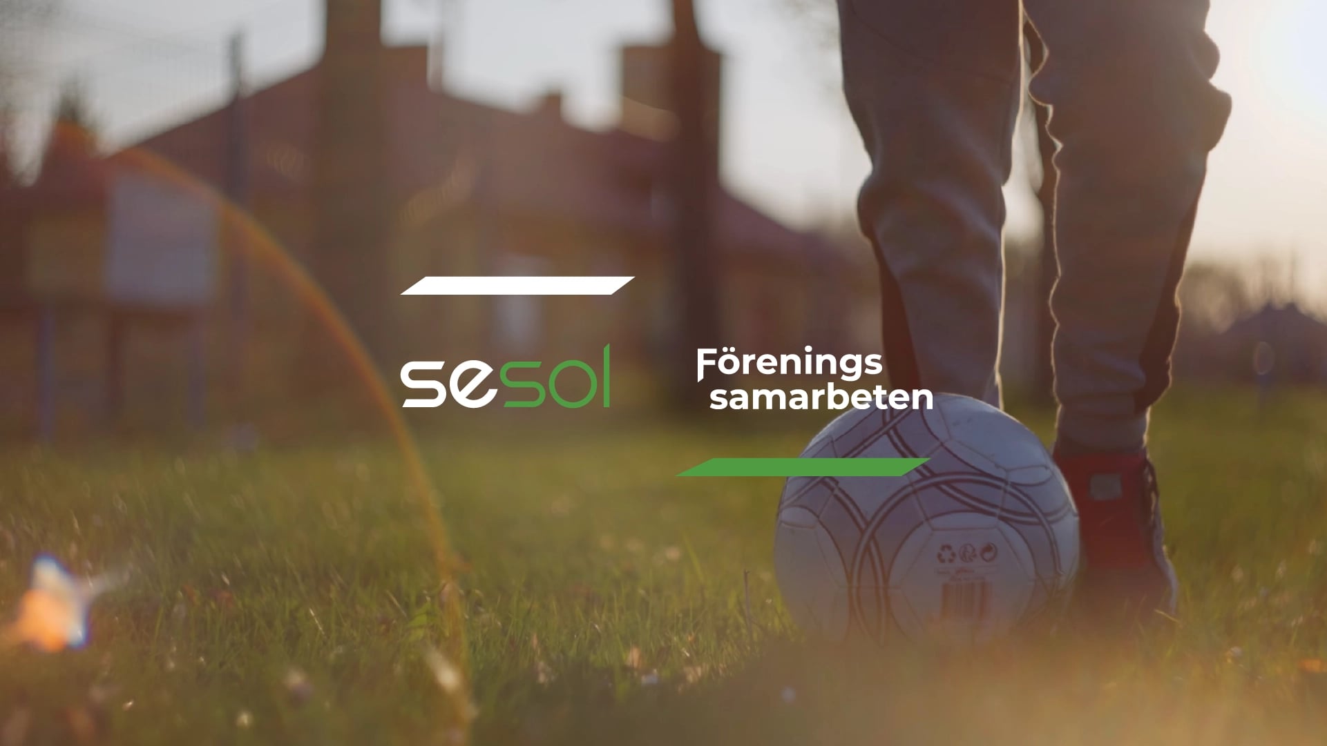 Sesol föreningssamarbeten logotyper på bild där pojke spelar fotboll i solnedgången