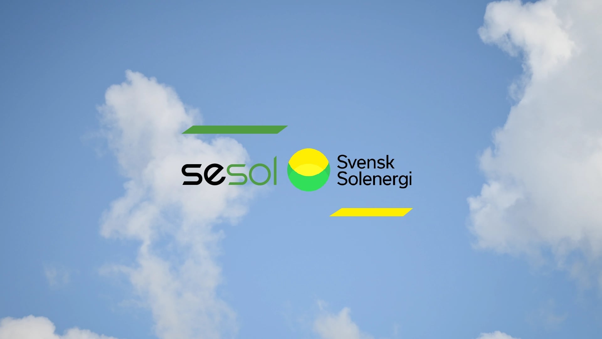 Sesol & Svensk Solenergi logotyper på himmel med moln