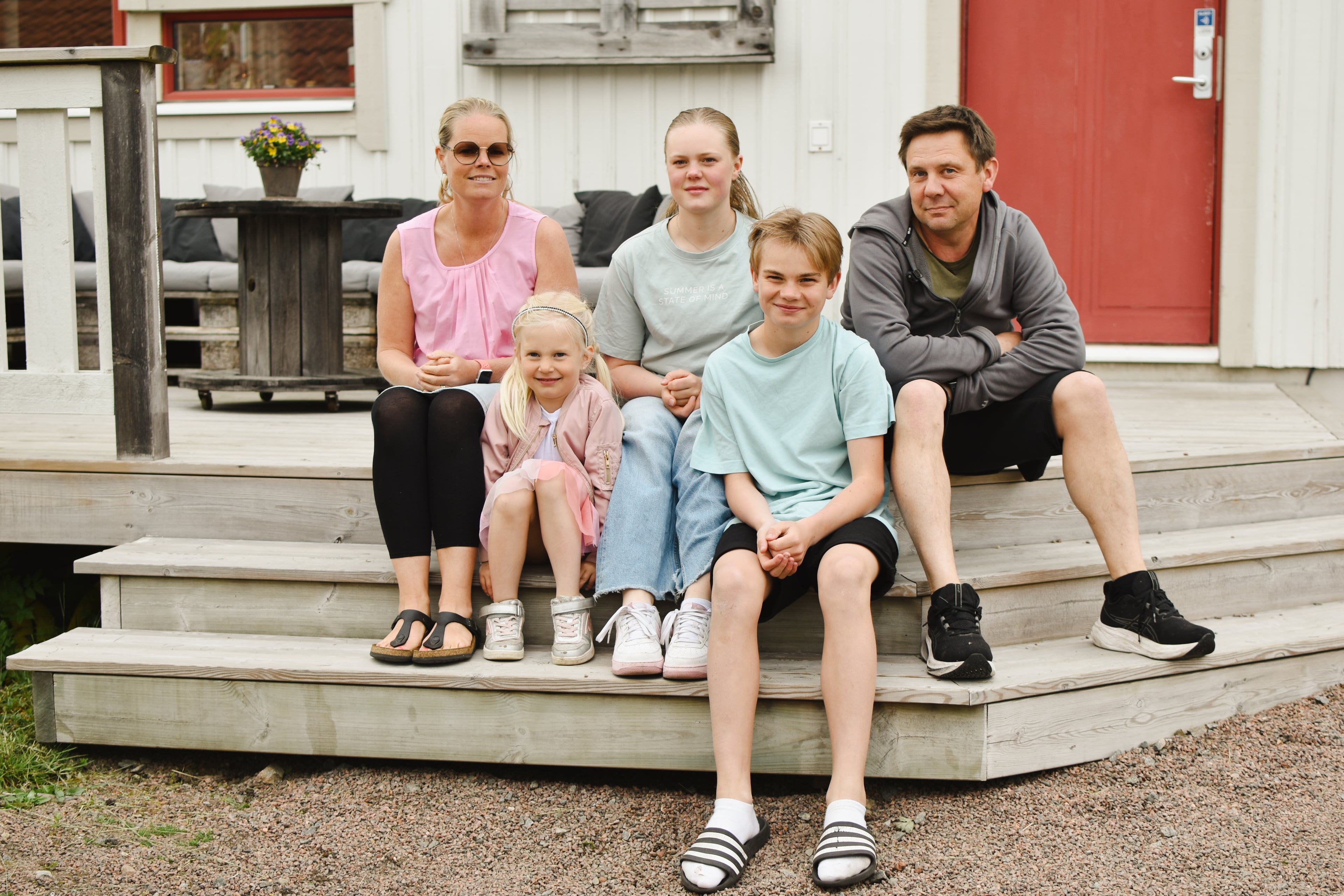 Familjebild familjen Marmin på altanen