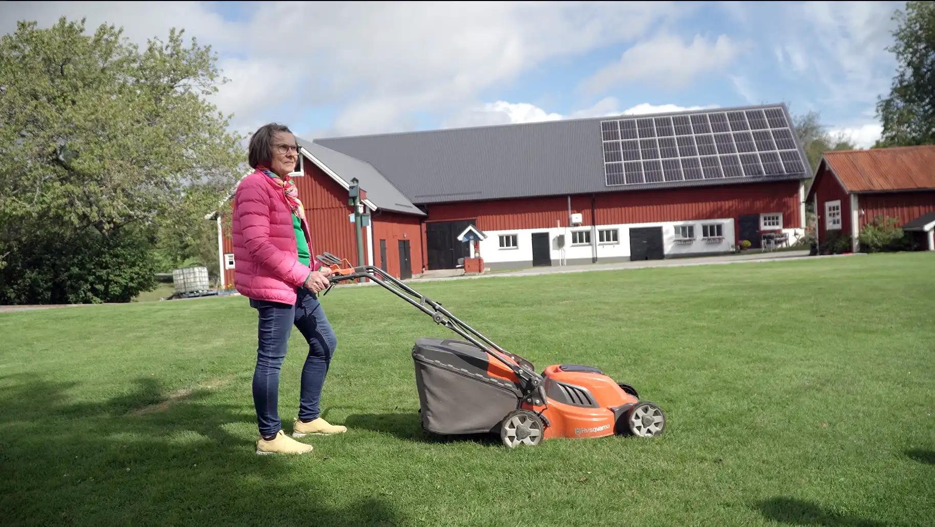Anita klipper gräset med solenergi