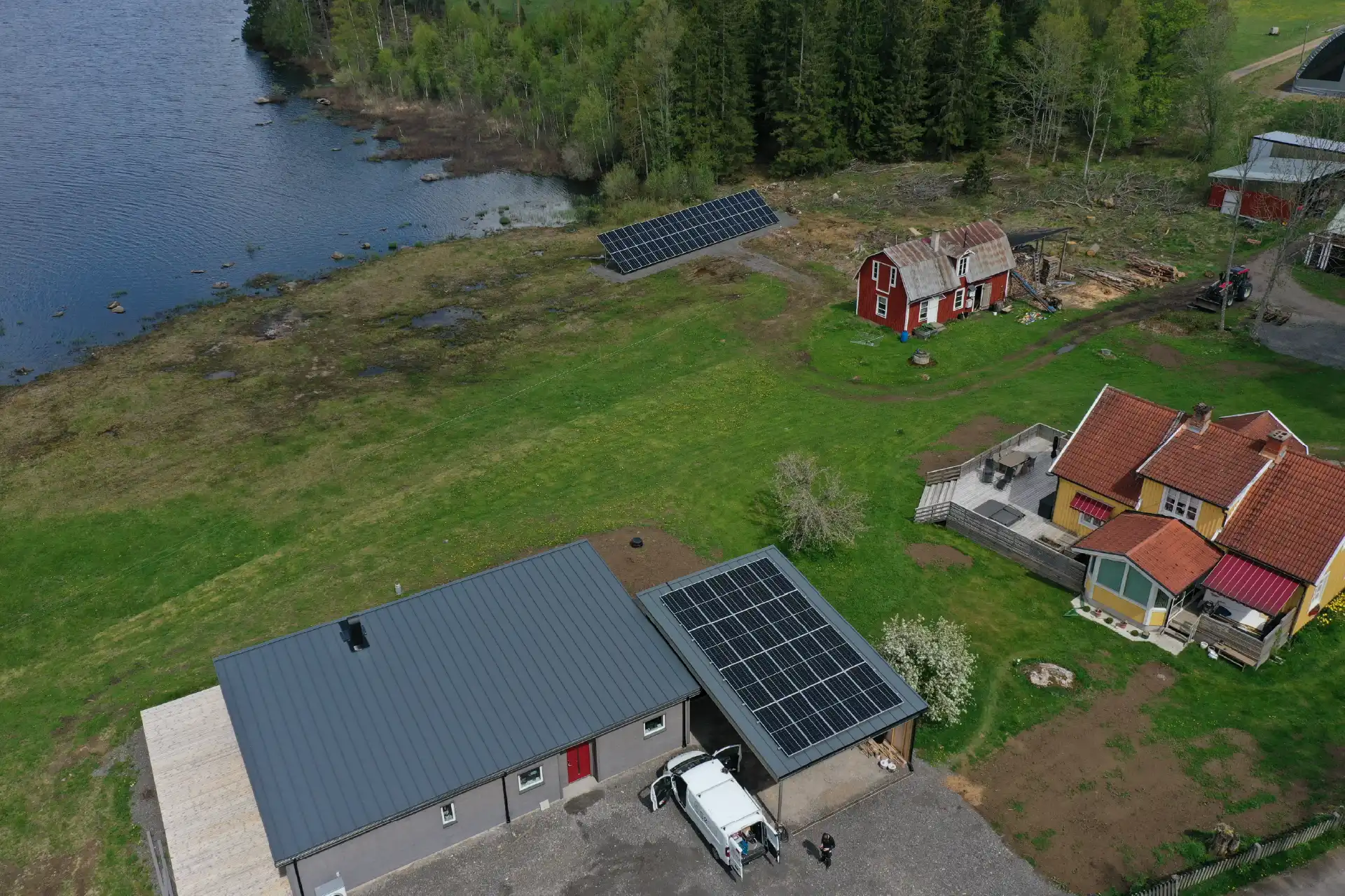 Markanlagda solceller vid sjökanten