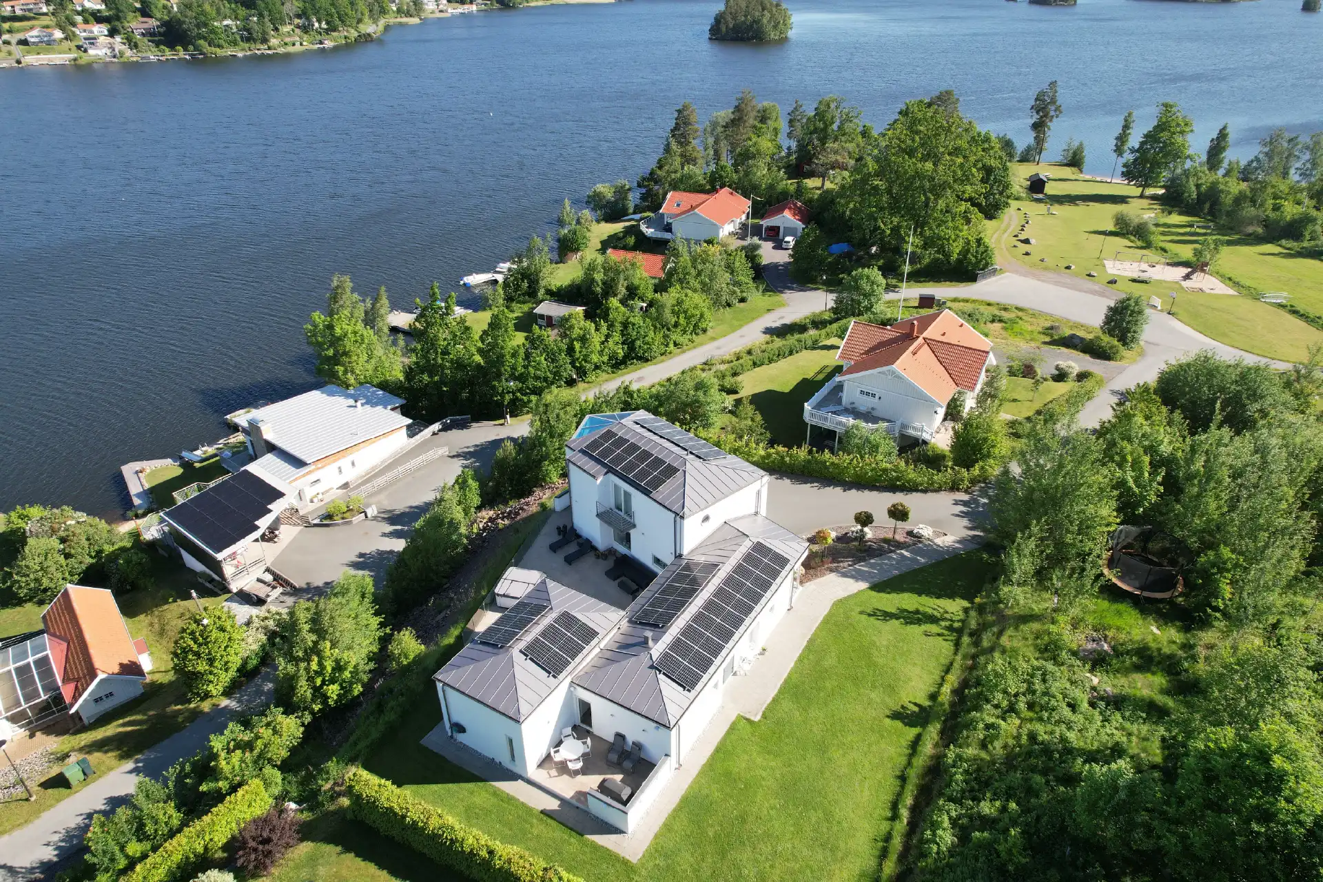 Drönarvy över solcellsanläggning en sommardag