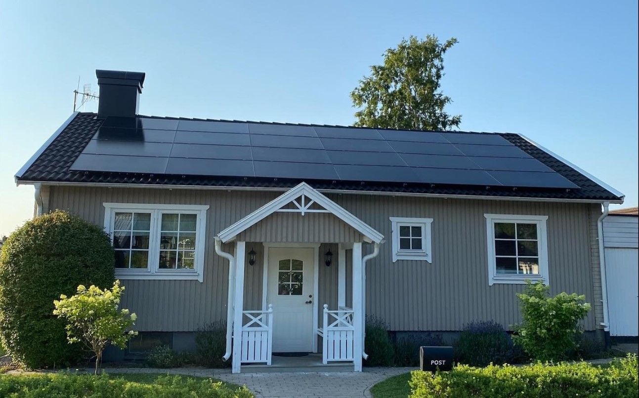 Solcellsanläggning på enplansvilla en sommarkväll