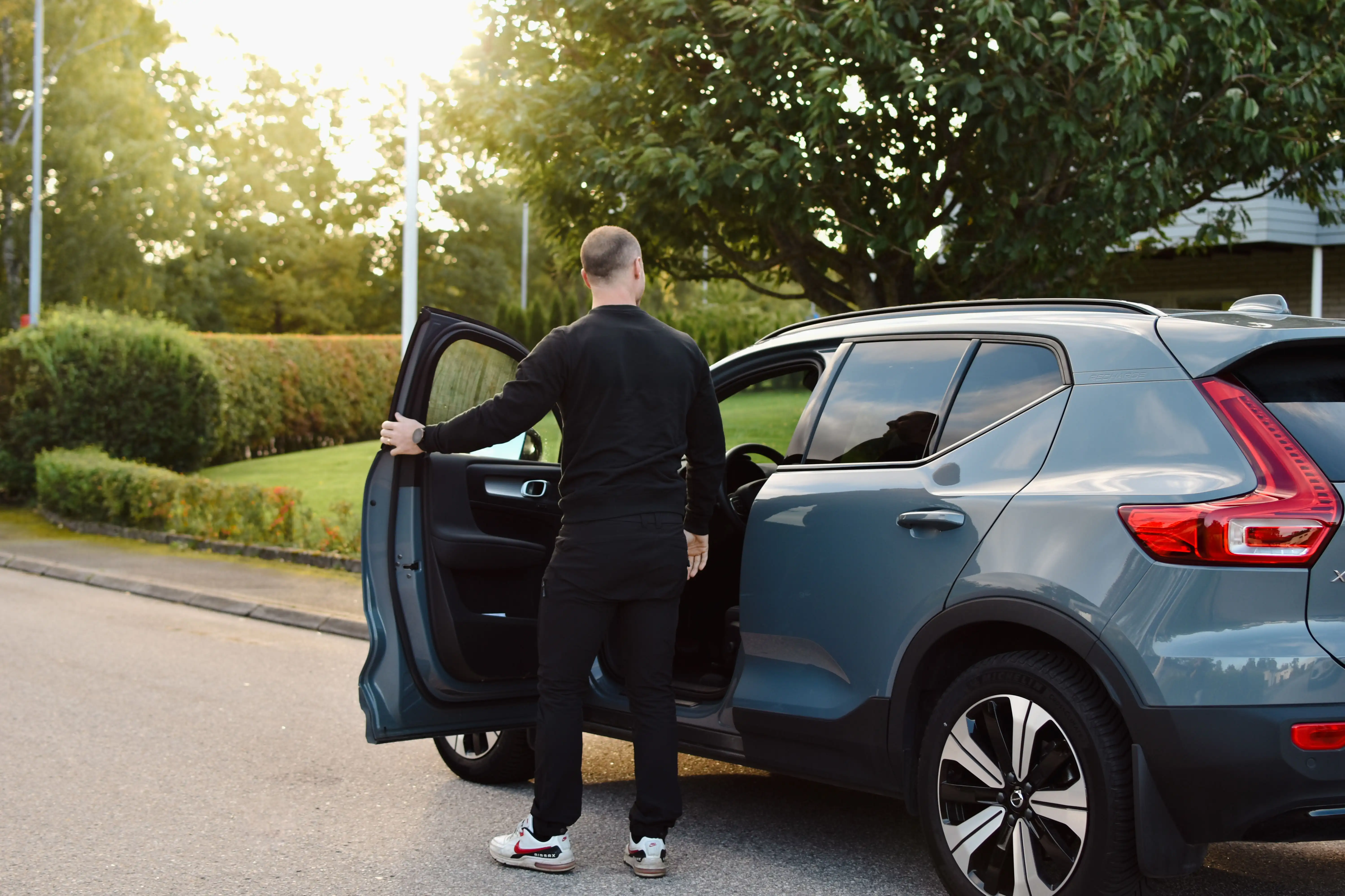 Projektledare kliver ur bilen vid kundmöte